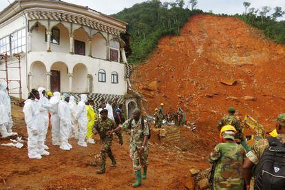 Miembros del equipo de rescate y soldados operan en las proximidades del deslizamiento de tierra en un suburbio cerca de Freetown (Sierra Leona).