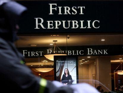 FILE PHOTO: A First Republic Bank branch is pictured in Midtown Manhattan in New York City, New York, U.S., March 13, 2023. REUTERS/Mike Segar/File Photo/File Photo