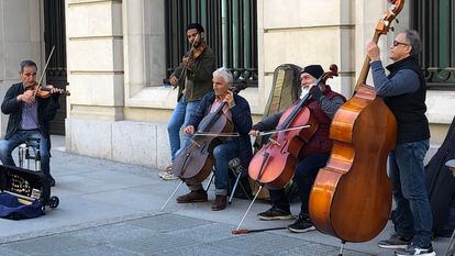 Quinteto de cuerda, en la madrileña calle de Alcalá.