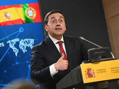 El ministro de Asuntos Exteriores, José Manuel Albares, este lunes, durante la rueda de prensa en el Palacio de Viana en Madrid.