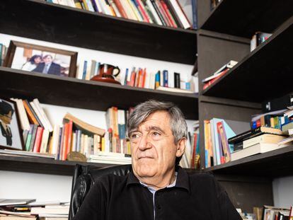 Camilo Escalona, político chileno miembro del Partido Socialista (PS) posa para un retrato en Santiago de Chile el día 23 de noviembre de 2021. 