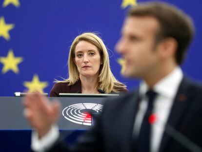 La recién elegida presidenta del Parlamento Europeo, Roberta Metsola, escucha la intervención de Emmanuel Macron, este miércoles.