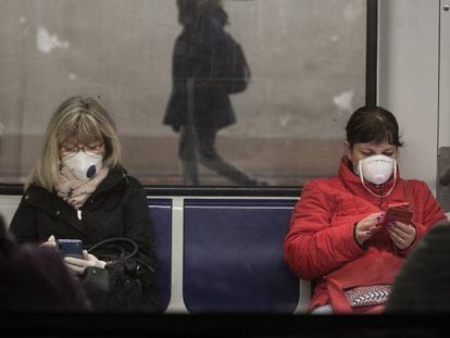 Dues dones amb mascareta, al metro de Barcelona.