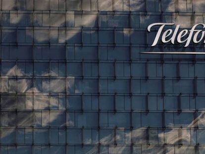 Telefónica vende el 45% de su fibra rural a Vauban y Crédit Agricole por 1.021 millones
