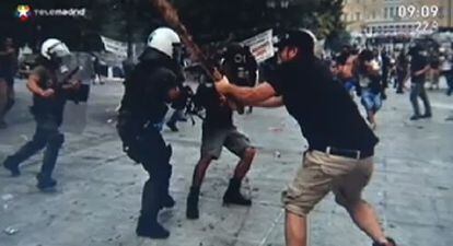 Imagen que usó Telemadrid de los disturbios en Grecia después de la huelga general del pasado miércoles.