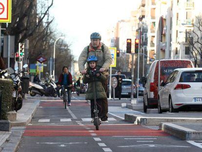 Carril bici en la calle de Santa Engracia.