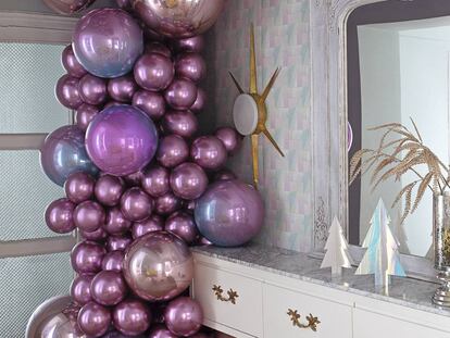 Composición navideña de globos rosas.