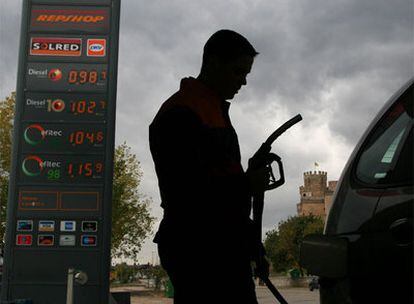 Un empleado de una gasolinera en la provincia de Madrid.