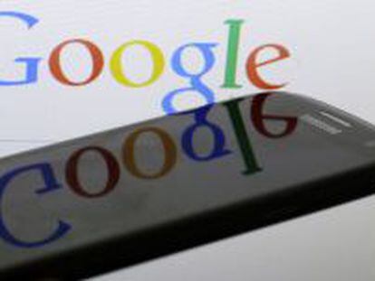 Logotipo de Google sobre un tel&eacute;fono m&oacute;vil.