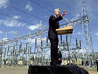 El gobernador de California, Gray Davis, pide la construcción de nuevas centrales eléctricas, en abril.