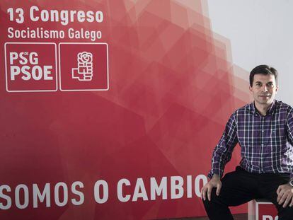 Gonzalo Caballero, con el cartel del 13&ordm; congreso de los socialistas gallegos.