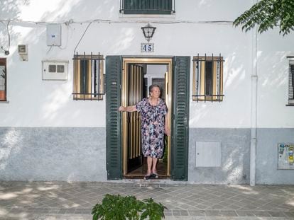 Pilar, en la puerta de su casa en la colonia Benéfica Belén.