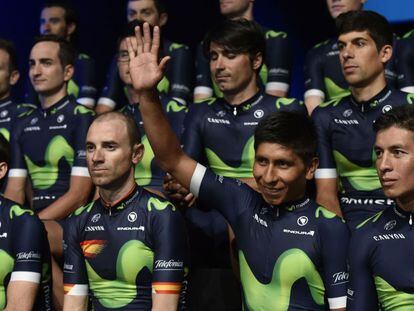 Nairo Quintana, entre su hermano Dayer, a la derecha, y Valverde, levanta la mano durante la presentación del Movistar 2016.