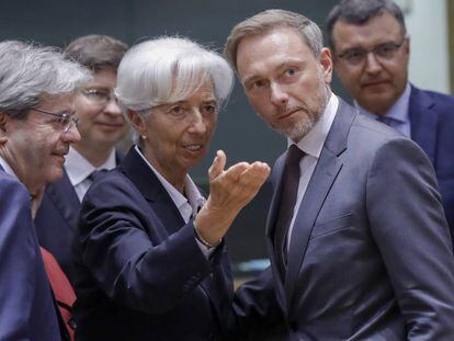 El comisario europeo de Economía, Paolo Gentiloni, la presidenta del BCE, Christine Lagarde, y el ministro de Finanzas alemán, Christian Lindner, el pasado 23 de mayo en Bruselas.