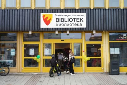 The entrance to the Kirkenes Public Library, with the sign in Norwegian and Russian, on April 23.