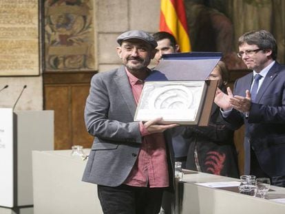 Puigdemont entrega el Premio de Prensa de Cataluña a Carles Capdevila.