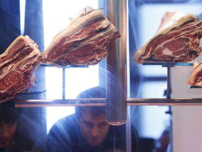 Chuletones expuestos en una feria de gastronomía.