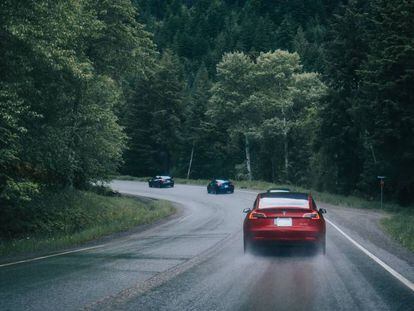 Teslas Model 3 en carretera.