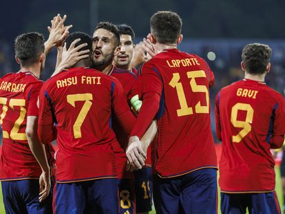 Los jugadores de España celebran uno de los goles.