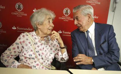 Aurora Bern&aacute;rdez y Mario Vargas Llosa, en un di&aacute;logo en El Escorial, en julio de 2013, durante un homenaje a Julio Cort&aacute;zar.