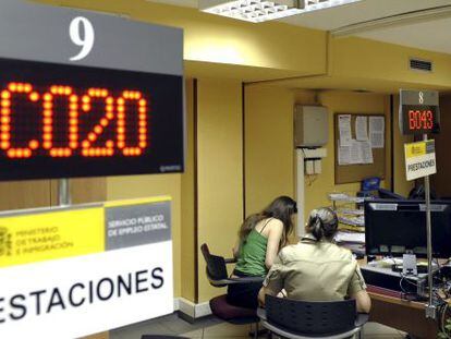Fotograf&iacute;a tomada en el interior de una oficina de empleo de Valladolid