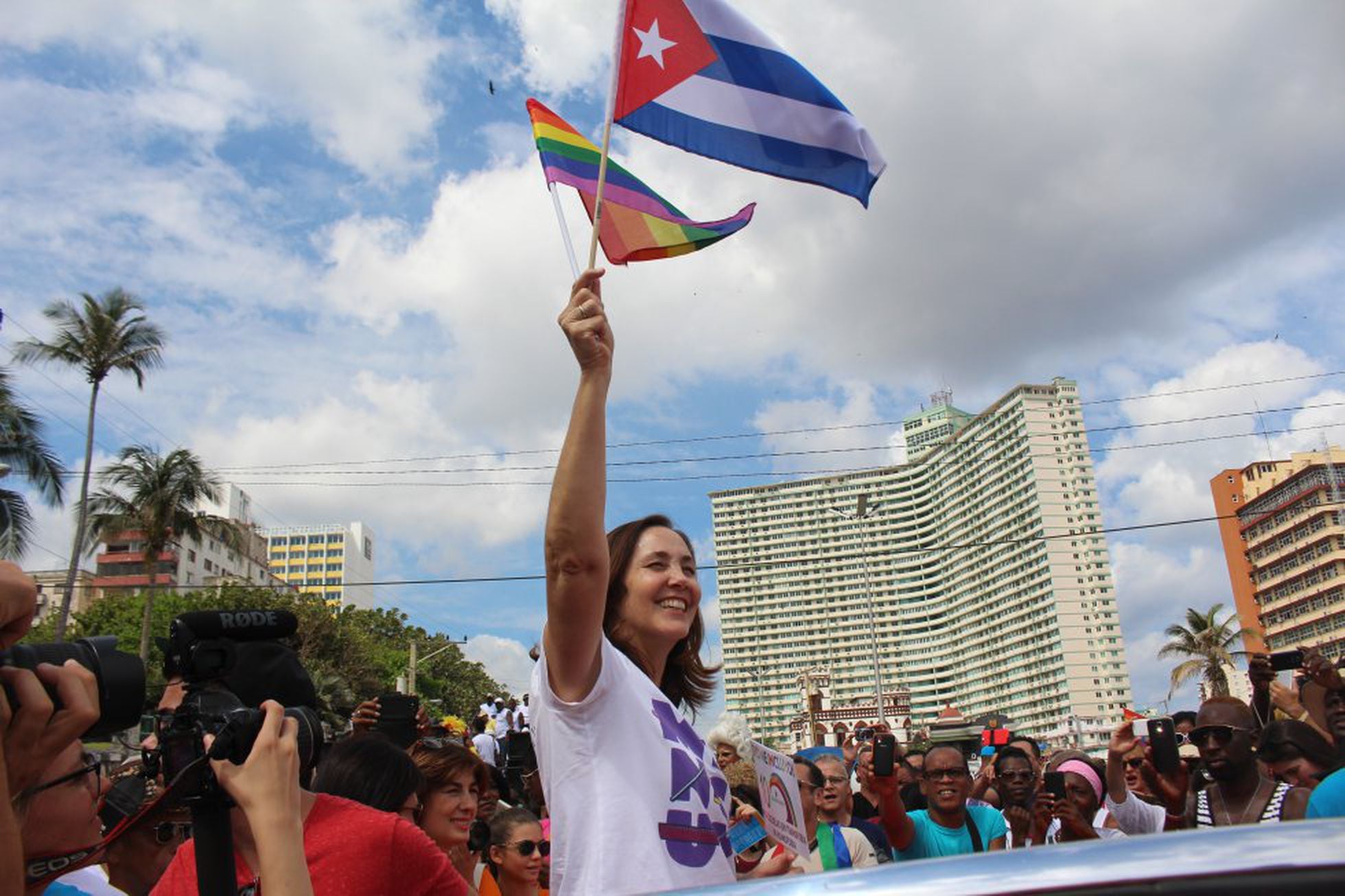 Mariela Castro, hija de Raúl Castro, participa en una manifestación por los derechos de la comunidad LGBT en La Habana, Cuba, el 13 de mayo de 2017.