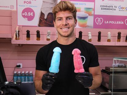 Pedro Buerbaum, propietario de La Pollería, local en Chueca de venta de gofres y helados con forma de pene.