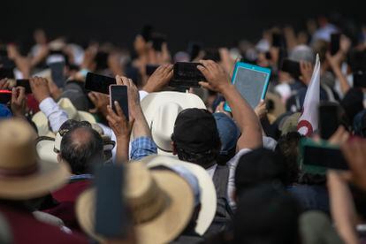 Simpatizantes de López Obrador escuchan su discurso en el Zócalo.