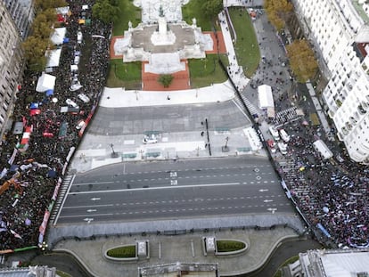 Los partidarios del proyecto de ley que despenaliza el aborto (a la izquierda) y los manifestantes que se oponen (derecha), ayer en Buenos Aires.