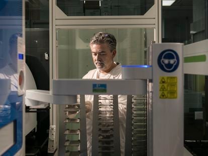 Israel Ramos, coordinador de la plataforma de descubrimiento de fármacos del Instituto de Investigación Biomédica de Barcelona (IRB), manipula la máquina para analizar moléculas con potencial terapéutico