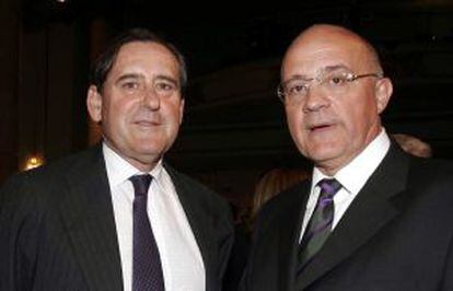 Mat&iacute;as Rodr&iacute;guez Inciarte, vicepresidente del Banco de Santander, junto a Josep Oliu, presidente del Sabadell, en una imagen de archivo. 