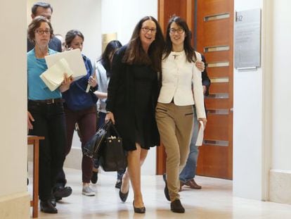 Ellen Pao, derecha, a la salida del juicio, se ha convertido en un s&iacute;mbolo de la lucha contra la discriminaci&oacute;n de g&eacute;nero en Silicon Valley.