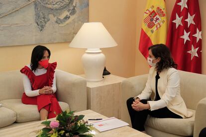 La delegada del Gobierno en Madrid, Mercedes González, y la presidenta de la Comunidad de Madrid, Isabel Díaz Ayuso, este martes.