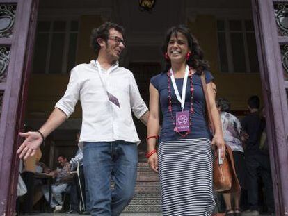 Jos&eacute; Mar&iacute;a Gonz&aacute;lez y Teresa Rodr&iacute;guez, tras votar en C&aacute;diz.