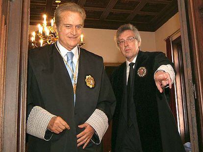 Cadenas, a la derecha, hace una indicación a González Nieto, su antecesor, durante el acto de ayer.