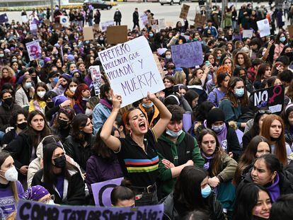 Cientos de mujeres participan este martes en una marcha con motivo del Día Internacional del Día de la Mujer, en Madrid.