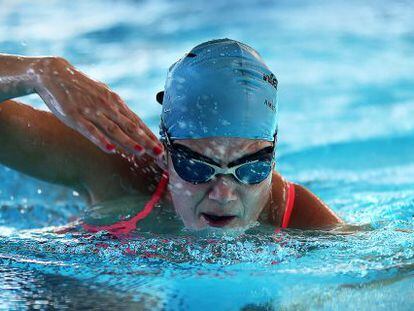 Raquel L&oacute;pez entrenando en la piscina.