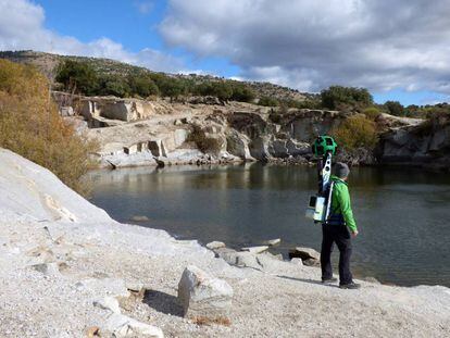 Uno de los trabajadores de Google toma imágenes del parque nacional de Guadarrama para incluirlas en el proyecto. 