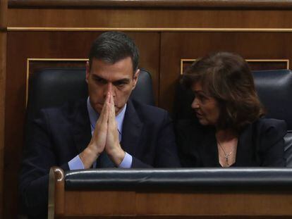 El presidente del Gobierno, Pedro Sánchez, y la vicepresidenta, Carmen Calvo, este miércoles en el debate de los Presupuestos.
