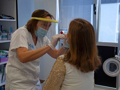 Una médica de la red centinela de La Rioja toma una muestra a una paciente.