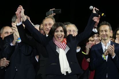 Anne Hidalgo festeja el triunfo que le convierte en alcaldesa de París.