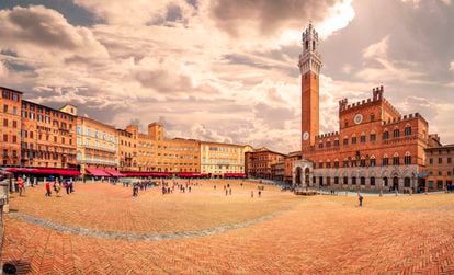 Panorámica de la Piazza del Campo, del Palazzo Pubblico y la Torre del Mangia de Siena.