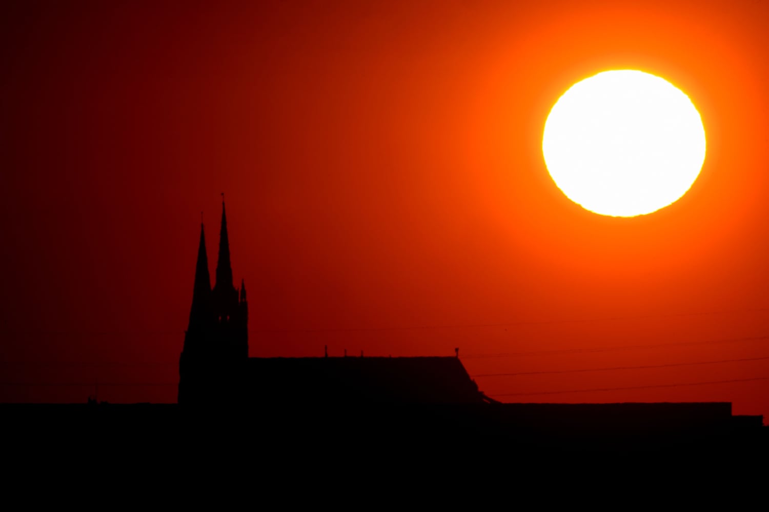 El Sol se pone tras la catedral de Notre Dame de Chartres el pasado jueves.