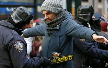Un policía registra a un hombre en Times Square, en Nueva York.