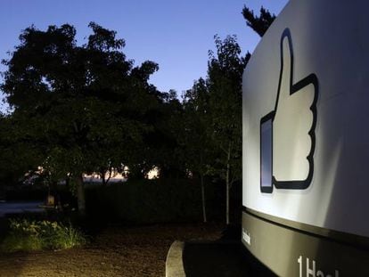 El símbolo del "like" de Facebook a la entrada de la sede de la compañía en Menlo Park (California).