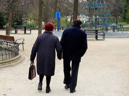 Dos personas caminando por un parque de Madrid.