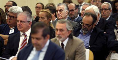 Luis Bárcenas, Francisco Correa y otros encausados por la primera etapa de la trama Gürtel, durante la vista celebrada en la Audiencia Nacional entre 2016 y 2017.