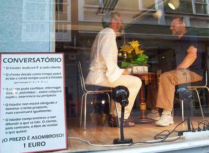 El actor Quico Cadaval, durante su espectáculo <i>Conversatorio</i> en un escaparate de Ferrol.