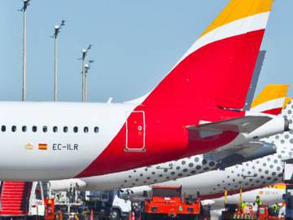 Aviones de Iberia y Vueling en el aeropuerto de Madrid