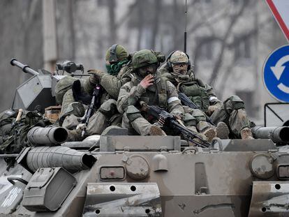 Militares rusos montan un vehículo blindado de transporte de personal en Armyansk, en el norte de Crimea.